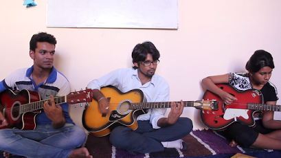 Guitar-Classes-Mahima-Music-Academy-in-Bareilly-4
